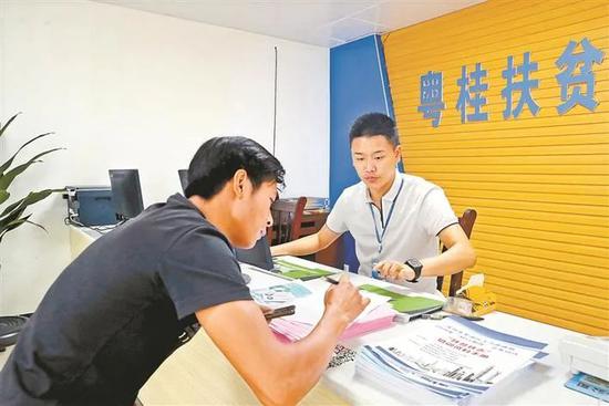 羅湖區(qū)消費幫扶中心華潤萬家蓮塘店揭牌運營，助力勞務(wù)服務(wù)與區(qū)域發(fā)展